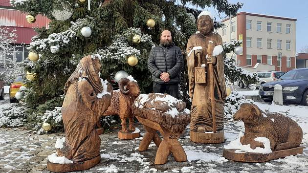 Řezbář Zdeněk Lamka a jeho dřevěný betlém u vánočního stromu na teplickém náměstí Svobody.