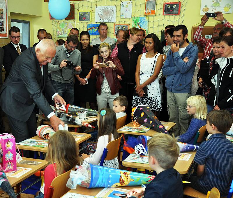 Na zahájení školního roku v ZŠ Žalany navštívil školu Václav Klaus, přivítal prvňáčky a následně pobesedoval v tělocvičně se žáky.