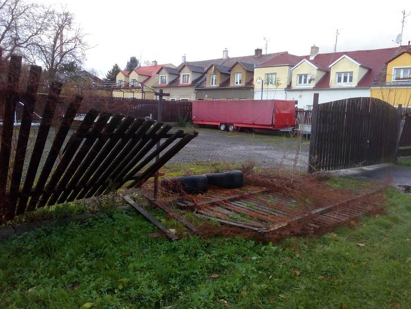 Vítr řádil i v Proboštově na Teplicku. Kromě polomů také odfoukl kus střechy na domku rodiny Mouchových.