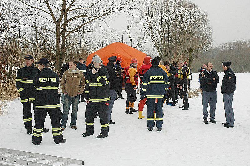 Hasiči se na Kateřině u Modlan schválně propadali do ledové vody. Měli zde totiž cvičení. Na odbornou přípravu byli oblečeni, nevrhali se do vody bez neoprenů.