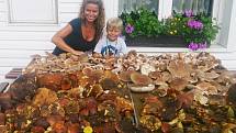 Takto plný stůl je snem každého houbaře. Rodina Chládkova z Teplic to nasbírala za tři hodiny. Na snímku malý Pepík s maminkou.