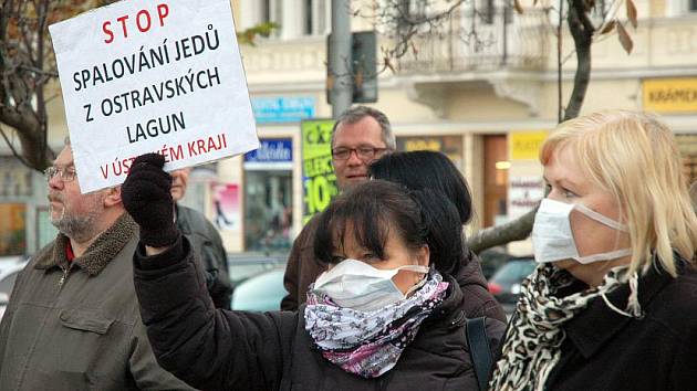 Zhruba stovka lidí si na Benešově náměstí u kašny v centru Teplic připomněla rok 1989, kdy právě zde bojovali za čistý vzduch. Demonstrativní setkání ale mělo podtext aktuálnosti. Přišli vyjádřit svůj nesouhlas s tím, aby se ostravské kaly spalovali