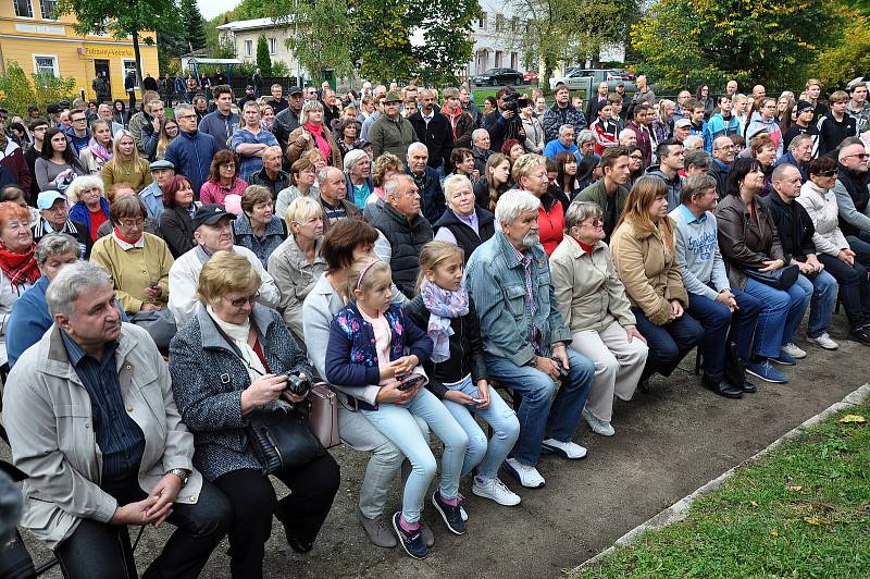 Návštěva prezidenta ČR Miloše Zemana v Dubí, setkání s občany před Domem porcelánu s modrou krví.