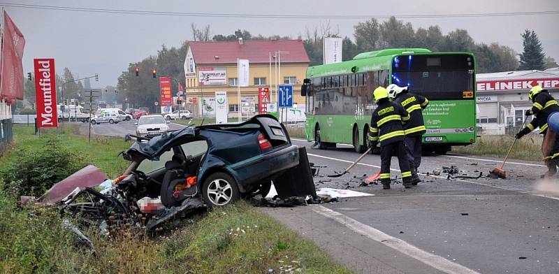 Tragická nehoda auta a autobusu u Srbic