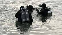 Sportovní potápěči objevili v minulých dnech ve Vápence v Lahošti na Teplicku čtyři utopená auta.