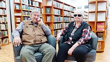 Manželé Bláhovi (oba 78 let) společně vedou obecní knihovnu v Kostomlatech pod Milešovkou.