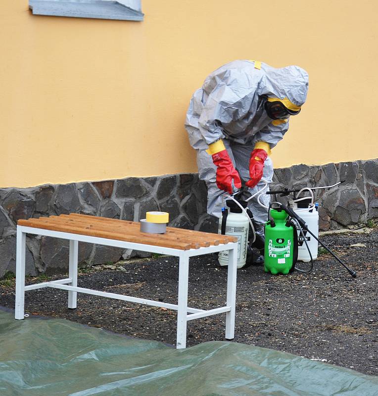 Jak by to vypadalo, kdyby region zasáhla ptačí chřipka, si v úterý vyzkoušeli hasiči ve Fojtovicích.