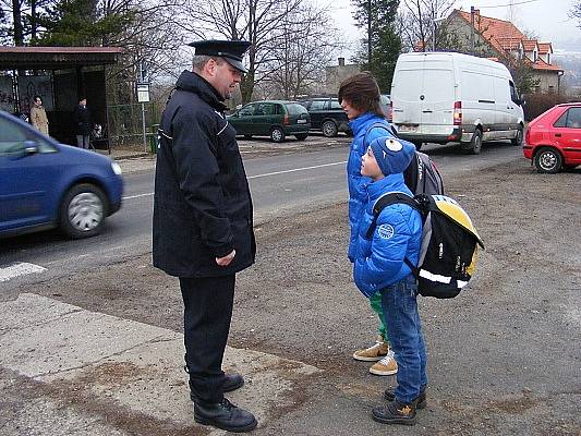 Policejní akce Zebra se za tebe nerozhlédne, v Žalanech u školy.