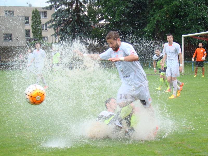 V posledním mistrovském utkání sezony Proboštov na silně neregulérním trávníku prohrál s Krupkou 2:4.