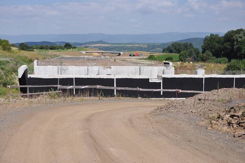 Stavba dálnice D8 v úseku mezi Radejčínem a Řehlovicemi.