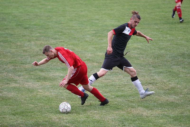 FK Novosedlice (v červeném) - SK Dobkovice 3:4