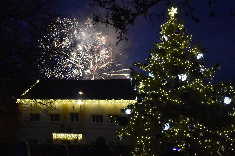 Rozsvícení vánočního stromu s ohňostrojem v Modlanech. Ilustrační foto