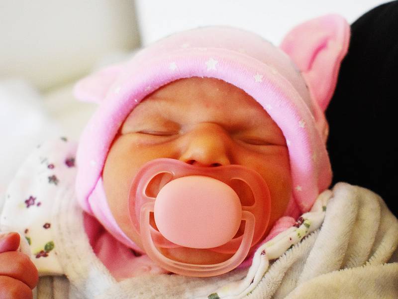Lenka Karásková se narodila Lence Karáskové  z Teplic 7.června v 2,18 hodin v teplické porodnici. Měřila 47 cm, vážila 2,18 kg.