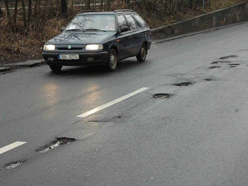 Silnice na Teplicku jsou samá jáma - ulice Lounská 