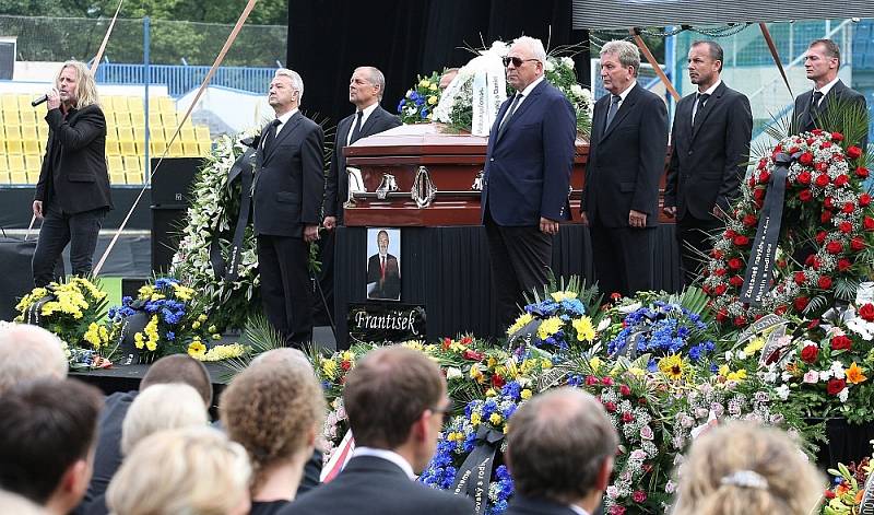 Pohřeb Františka Hrdličky na teplických Stínadlech.