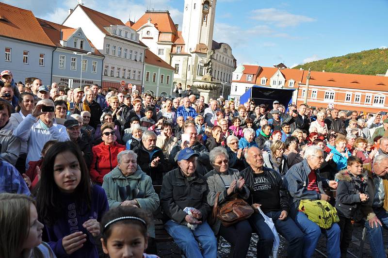 Návštěva prezidenta ČR Miloše Zemana v Bílině, setkání s občany na Mírovém náměstí.