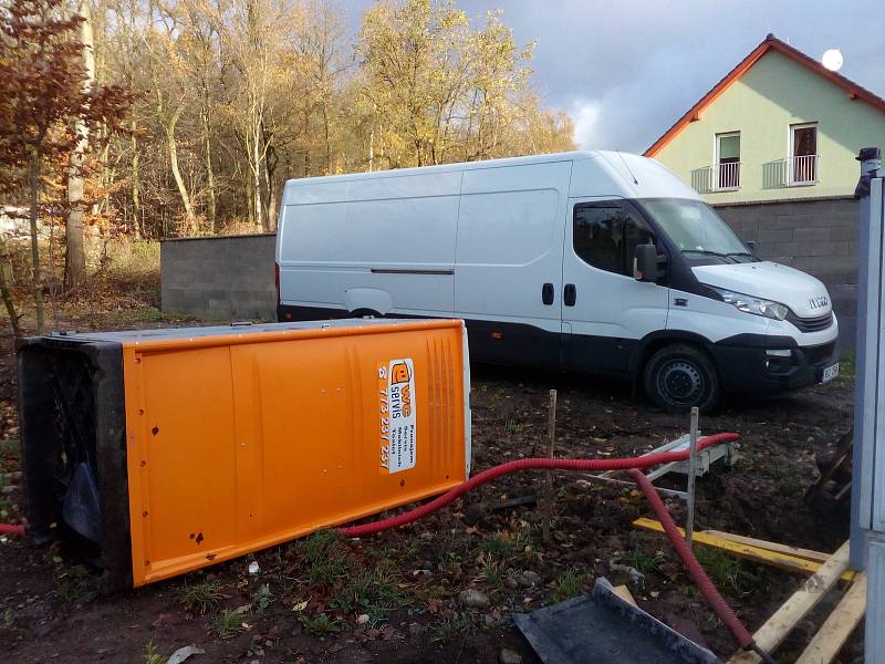 Vítr řádil i v Proboštově na Teplicku. Kromě polomů také odfoukl kus střechy na domku rodiny Mouchových.