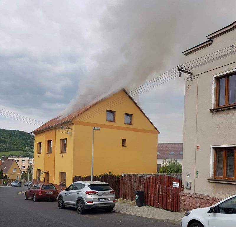 V Bystřanech hořela střecha obytného domu.