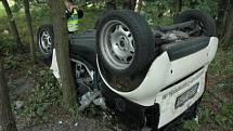 Německý řidiš sjel se svým smartem ze silnice. Auto se převrátilo a zaklínilo se mezi stromy.