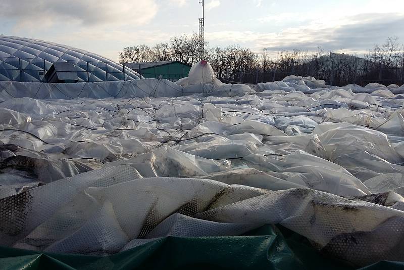 Nafukovací tréninková hala tenistů na Letné v Teplicích nevydržela.