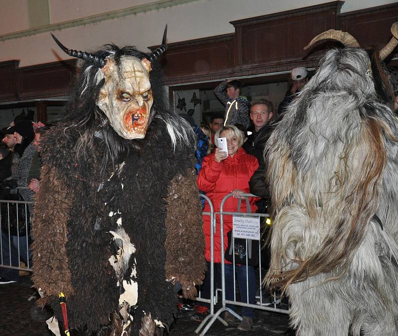 Čerti a Krampusáci na náměstí Republiky v Duchcově.