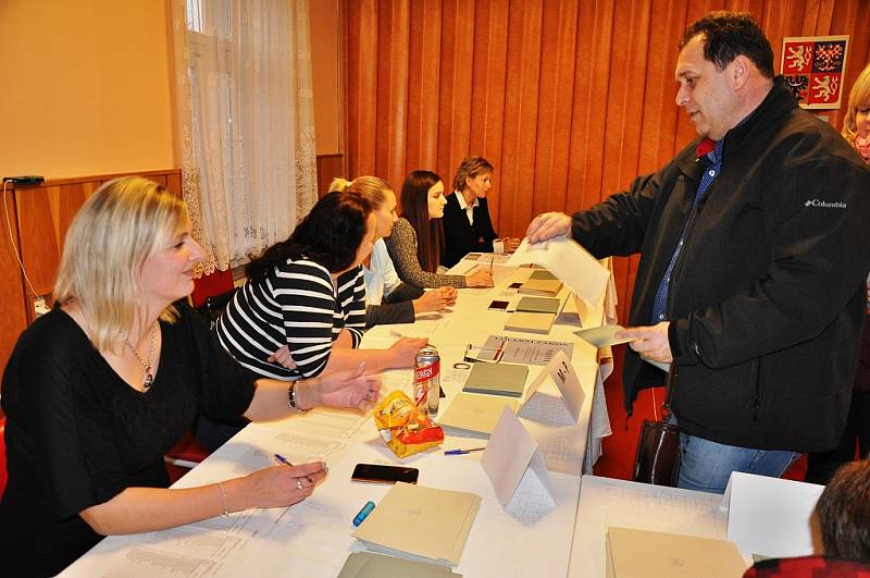První den prezidentských voleb v Bystřanech na Teplicku