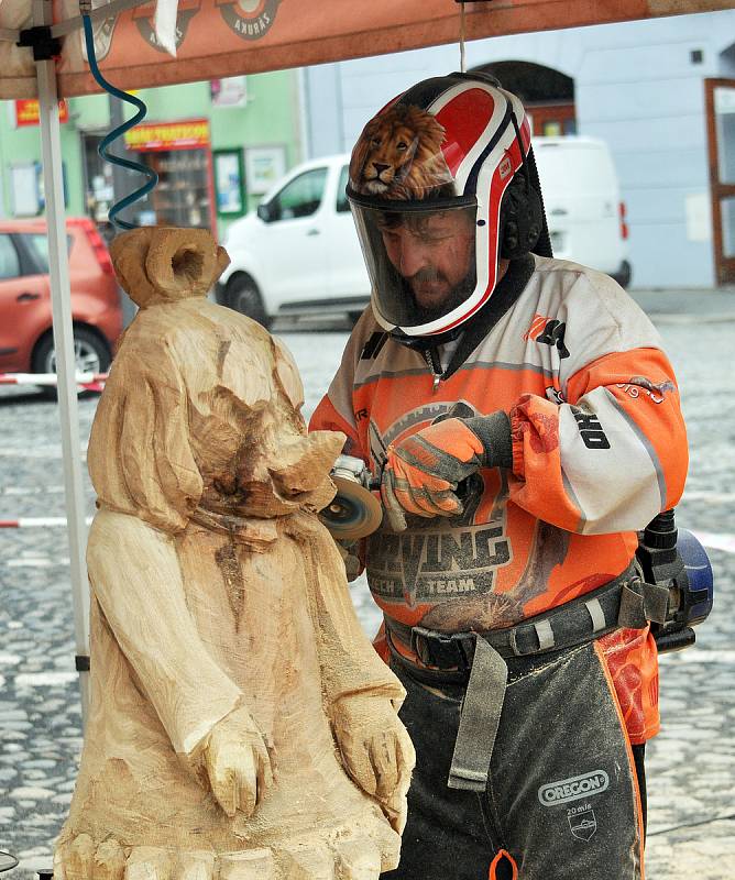 Malířský a řezbářský plenér 2019 na Mírovém náměstí v Bílině.