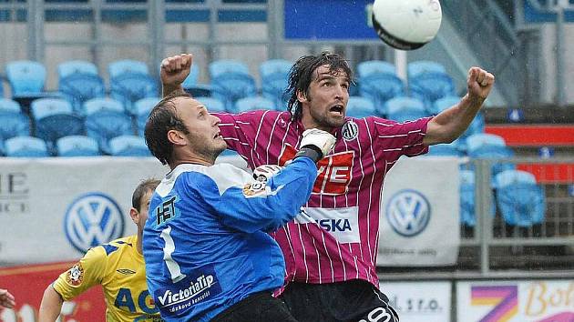 Teplický brankář Martin Slavík, který svádí souboj s Tomášem Sedláčkem,  se poprvé v jarní části sezony dočkal šance v první lize. V Českých Budějovicích inkasoval třikrát.