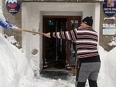 TAKTO BYLY ZASYPÁNY přístupové cesty v Moldavě. Snímek úklidu sněhu od obecního úřadu je z facebookového profilu Informačního centra Moldava (sdíleno album Martina Fryče). 