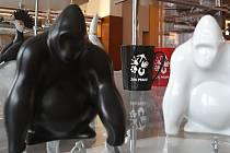 Gorilí samec dostal porcelánovou sošku.