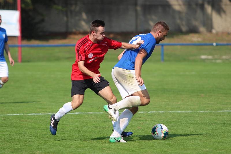 Proboštovští (v červeném) doma nezvládli duel se Šluknovem, padli 1:2.