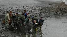 Při výlovu mstišovského rybníku našli rybáři trezor.