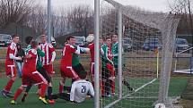 V předehrávaném zápase krajského přeboru porazily Srbice (v pruhovaných dresech) Baník Modlany 3:1.