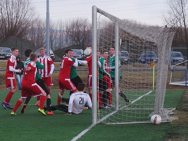 V předehrávaném zápase krajského přeboru porazily Srbice (v pruhovaných dresech) Baník Modlany 3:1.