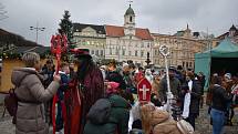 Další akce na vánočním trhu v Teplicích, Mikulášská nadílka v podání vedení města. Pondělí 5. prosince 2022.