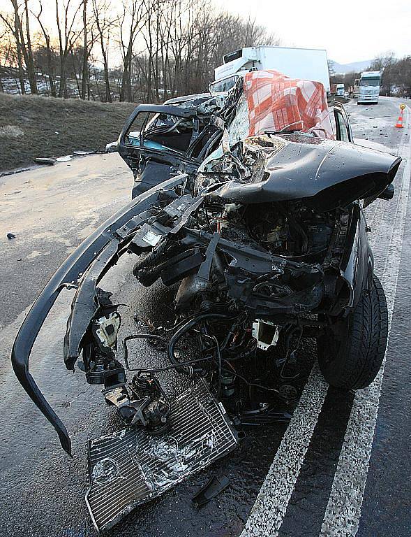 Tragická nehoda u Velemína, starší muž z Teplic nezvládl řízení