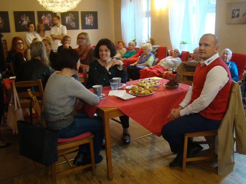 Slavnostní předání nového vozu Dacia Dokker organizaci Senior Teplice proběhlo ve stacionáři v Proboštově.