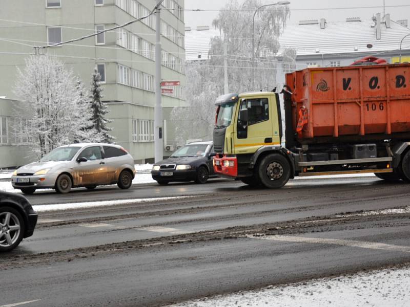 Takovéto situce vznikají na křižovatce na Masarykově ulici, před budovou policie. 