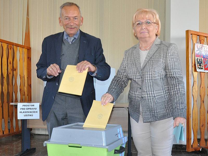 1. den voleb na Teplicku, manželé Kuberovi.