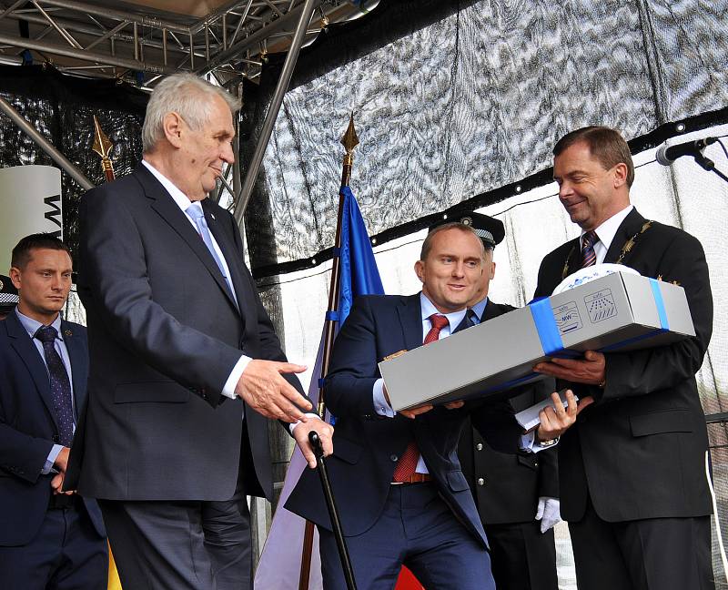 Návštěva prezidenta ČR Miloše Zemana v Dubí, setkání s občany před Domem porcelánu s modrou krví.