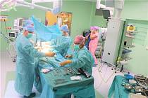 V novém pavilonu operačních sálů teplické nemocnice Krajské zdravotní první zákrok provedli ortopedi.