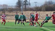 V předehrávaném zápase krajského přeboru porazily Srbice (v pruhovaných dresech) Baník Modlany 3:1.