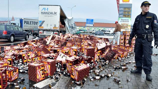 Na kruhovém objezdu u Intersparu v Teplicích vypadly z kamionu přepravky s pivem Gambrinus. Náklad se asi z jedné třetiny vysypal na ulici.