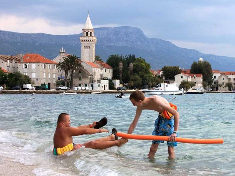 Klienti Arkadie spolu se studenty dubského gymnázia v Dalmacii.