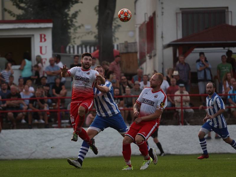 SK Dubí (v bílém) v městském derby slavilo výhru