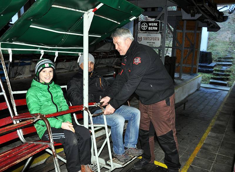 Lanovka jela na Komáří vížku i o Štědrý den. Šlo o tradiční akci, lidé dostali svařák zdarma.