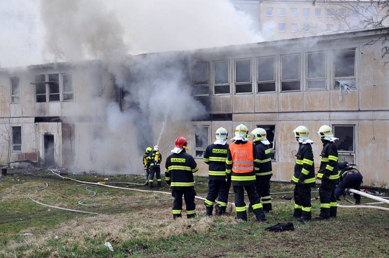 Hasiči zasahují v objektu bývalého učiliště. Bezdomovci si topili