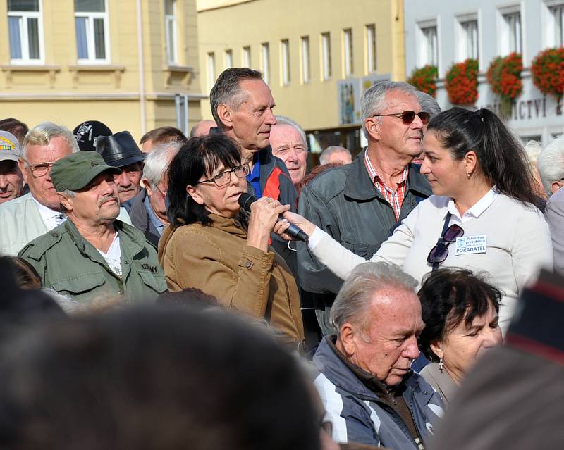 Návštěva prezidenta ČR Miloše Zemana v Bílině, setkání s občany na Mírovém náměstí.