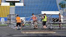 Teplice Stavba pódia pro skupinu Kabát na teplickém stadiou