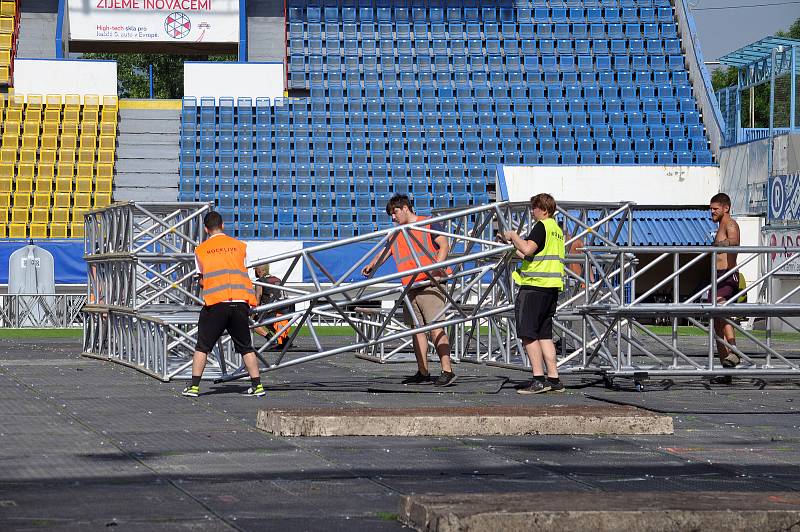 Teplice Stavba pódia pro skupinu Kabát na teplickém stadiou